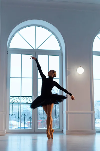 Hermosa Bailarina Maillot Negro Falda Tutú Sobre Fondo Gran Ventana —  Fotos de Stock