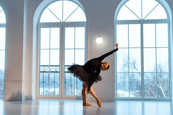 Bela Bailarina Leotard Preto Saia Tutu Contra Fundo Grande Janela — Fotografia de Stock