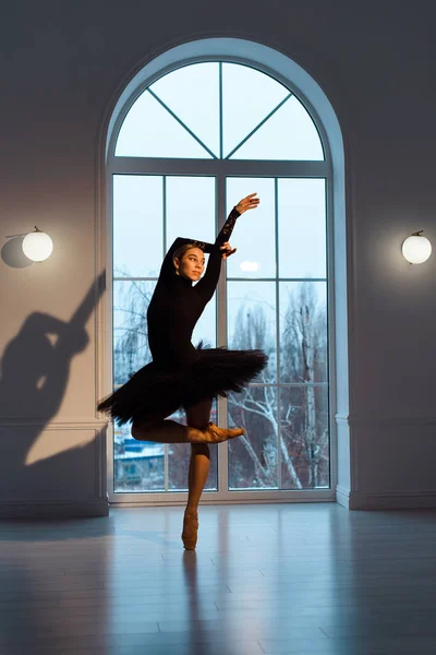 Красивая Балерина Черном Трико Юбке Пачки Фоне Большого Окна Аркой — стоковое фото