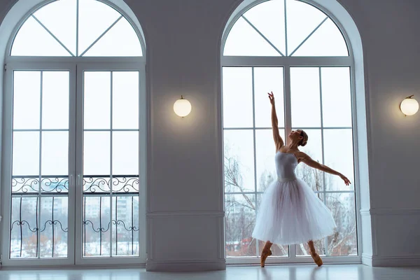 Bailarina Esbelta Saia Tule Branco Longo Agachando Pose Arco Contra — Fotografia de Stock