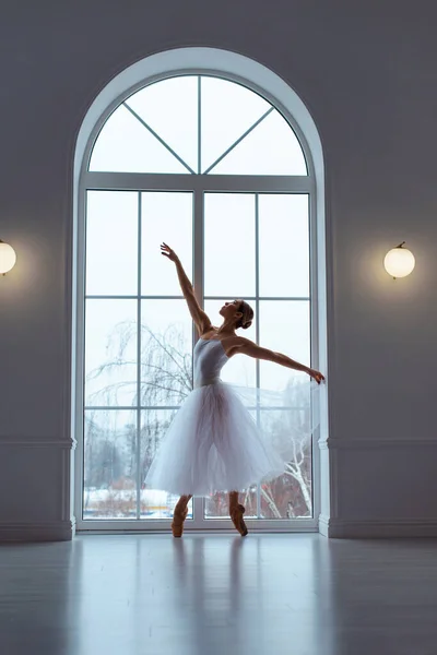 Ballerine Élancée Longue Jupe Tulle Blanc Accroupi Dans Posture Arc — Photo