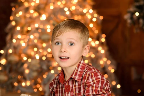 黄色とオレンジ色の新年の庭からのボケの背景を背景に 赤い再生シャツのブロンドの少年のクローズアップ肖像画 — ストック写真