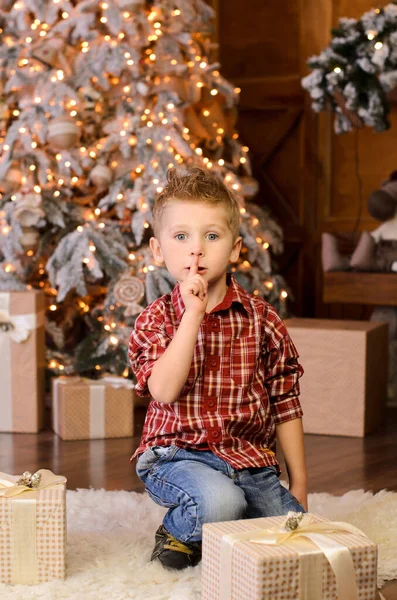 Kırmızı Ekose Gömlekli Sarışın Bir Çocuğun Portresi Noel Ağacının Yanında — Stok fotoğraf