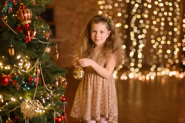 Gülümseyen Kız Klasik Noel Ağacının Yanında Duruyor Elinde Bir Oyuncak — Stok fotoğraf