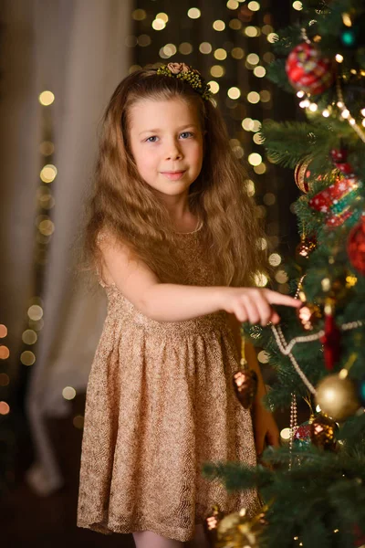 Menina Feliz Decora Uma Árvore Natal Quarto Lâmpadas Guirlanda Ano — Fotografia de Stock