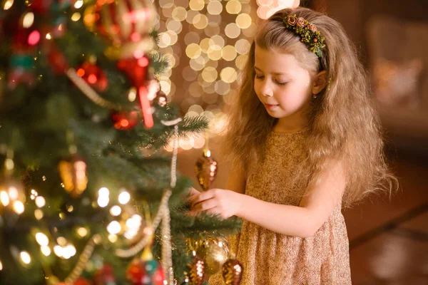 Chica Sonriente Decorando Árbol Navidad Clásico Sostiene Juguete Sus Manos — Foto de Stock