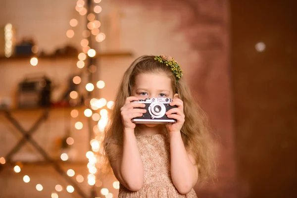 Uma Menina Vestido Festivo Com Cabelo Fluindo Tira Fotos Com — Fotografia de Stock