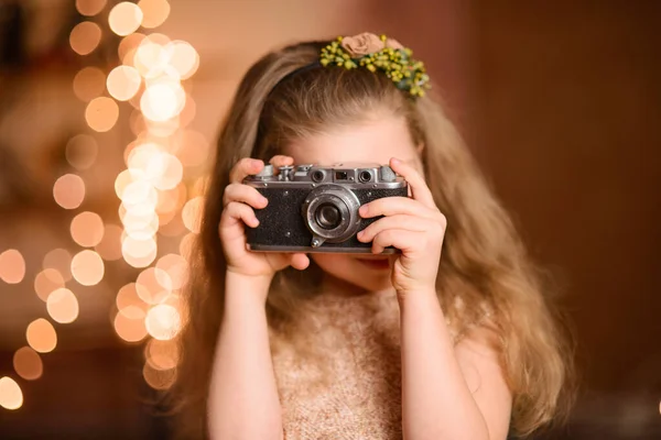Retrato Uma Menina Vestido Festivo Com Cabelo Fluindo Tira Fotos — Fotografia de Stock