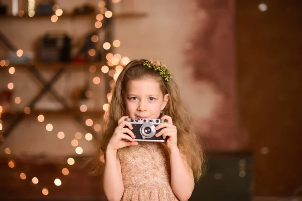 Une Petite Fille Dans Une Robe Fête Aux Cheveux Fluides — Photo