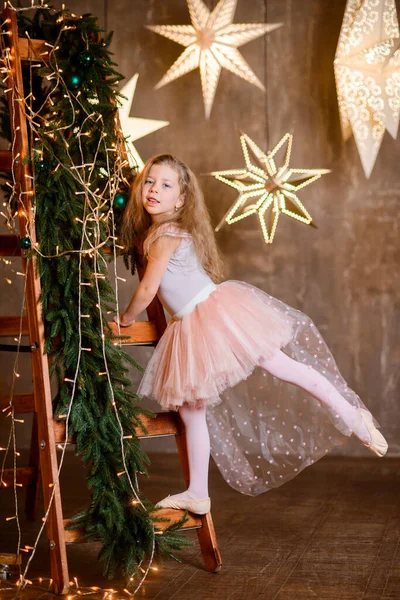 Bir Prenses Balerin Elbisesi Giymiş Küçük Bir Kız Yeşil Ladin — Stok fotoğraf