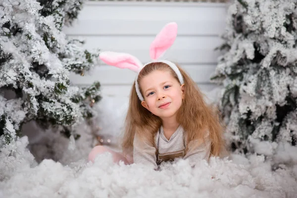 Mutlu Bir Kızın Yakın Plan Portresi Dalgalı Saçları Tavşan Kulaklı — Stok fotoğraf