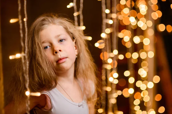 Detail Portrét Roztomilé Dívky Tekoucími Vlasy Mezi Světel Novoroční Lampy — Stock fotografie