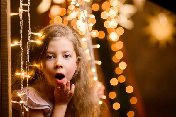 Close Retrato Uma Menina Surpreso Com Cabelo Fluindo Entre Lâmpadas — Fotografia de Stock