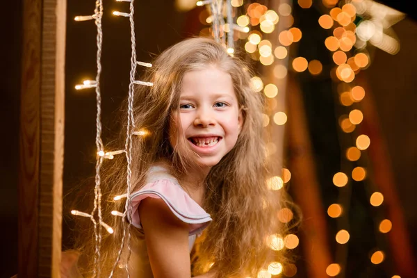 Retrato Cerca Una Linda Chica Riendo Con Pelo Que Fluye — Foto de Stock