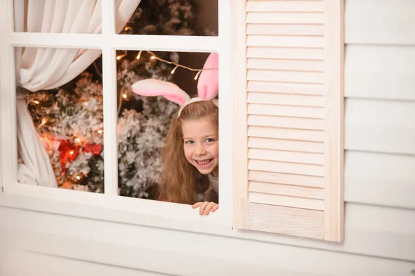 Kulakları Kulaklı Bir Kız Evinin Penceresinden Dışarı Bakıyor Beyaz Ahşap — Stok fotoğraf