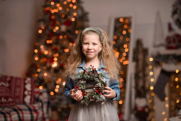 Una Chica Feliz Sala Noche Sobre Fondo Árbol Navidad Decorado — Foto de Stock