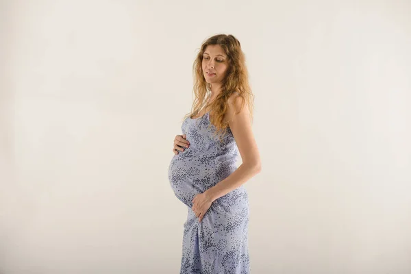 Portret Van Een Zwangere Vrouw Een Blauwe Zomerse Zonnejurk Een — Stockfoto