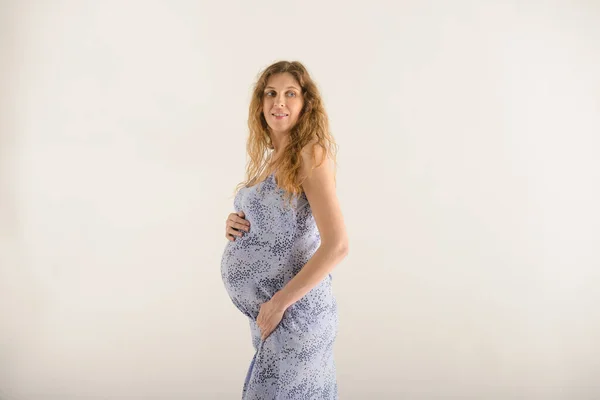 Retrato Uma Mulher Grávida Vestido Verão Azul Fundo Claro Liso — Fotografia de Stock