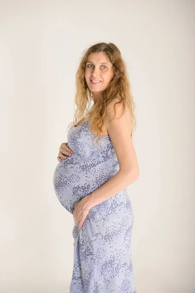 Retrato Una Mujer Embarazada Vestido Verano Azul Sobre Fondo Claro — Foto de Stock