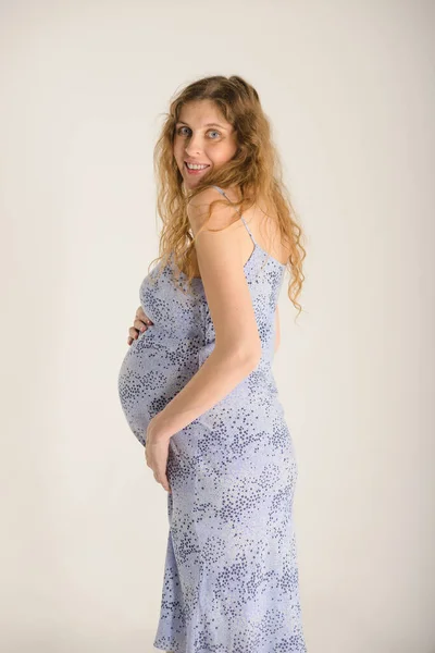 Porträt Einer Schwangeren Frau Blauer Sommerkleidung Auf Schlichtem Hellen Hintergrund — Stockfoto