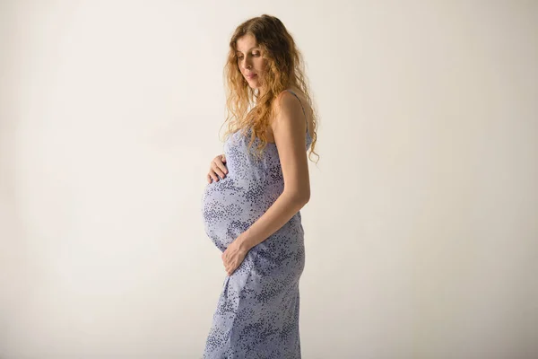 Portret Van Een Zwangere Vrouw Een Blauwe Zomerse Zonnejurk Een — Stockfoto
