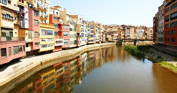 Onyar river with fronts reflected colourists — Stock Photo, Image