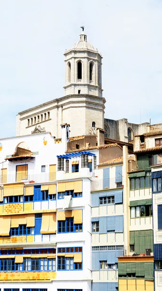 Façades bâtiment coloristes avec clocher cathédrale de Gérone — Photo