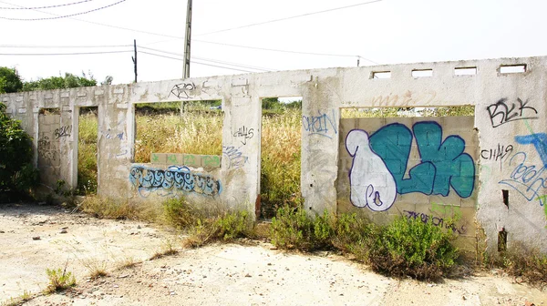 Wall of a building in the field — Stock Photo, Image