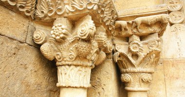 Detail of the portalón of the church of Porqueres