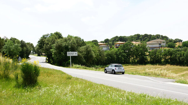 Панорамный вид вторичной дороги с урбанизацией
