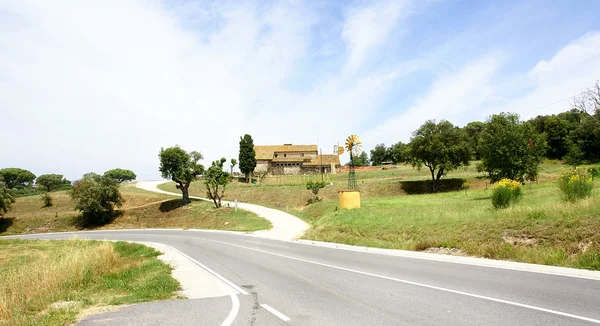 Panoramique d'une ferme avec moulin à vent — Photo