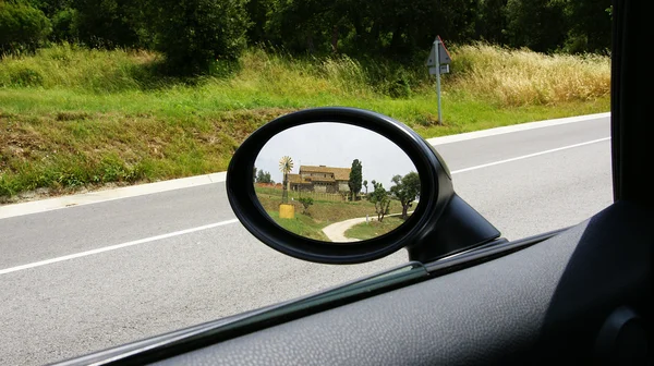 Casa rural reflejada en un espejo retrovisor de un coche — Foto de Stock