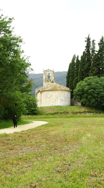 Hátsó részén a templom a Santa Maria Porqueres — Stock Fotó