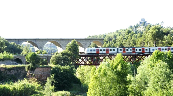 Paisagem verde de Castellbell e Vilar com trem na ponte — Fotografia de Stock