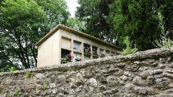Muur van de begraafplaats met nissen — Stockfoto
