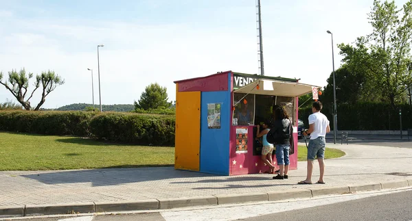 Kiosk mit Feuerwerkskörpern und Feuerwerkskörpern zum Verkauf — Stockfoto