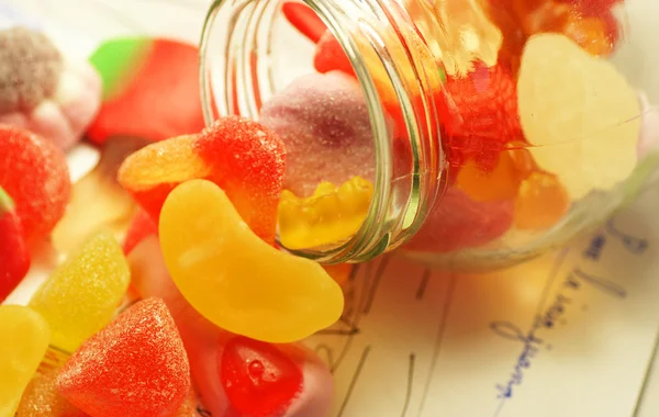 Glas mit Bonbons — Stockfoto