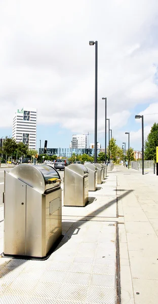 Moderne containers voor afval en recycling — Stockfoto