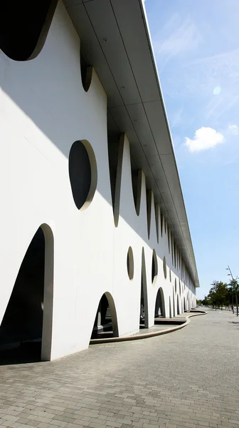 Devant un bâtiment singulier — Photo