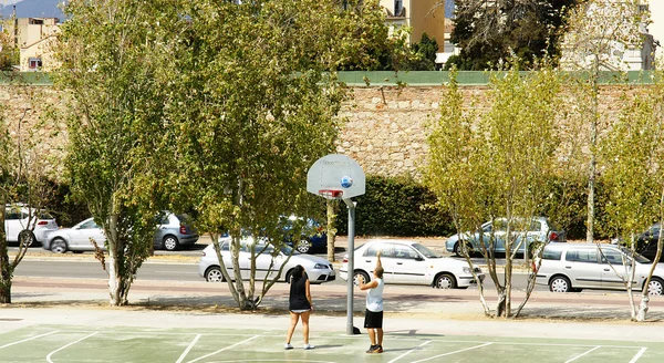 Jovens jogando basquete — Fotografia de Stock