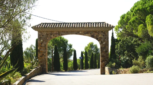 Entrada em arco para uma área residencial — Fotografia de Stock