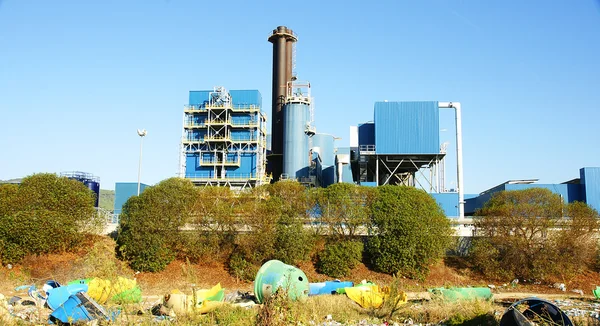 Fabriek met accumulatie van gebroken containers — Stockfoto