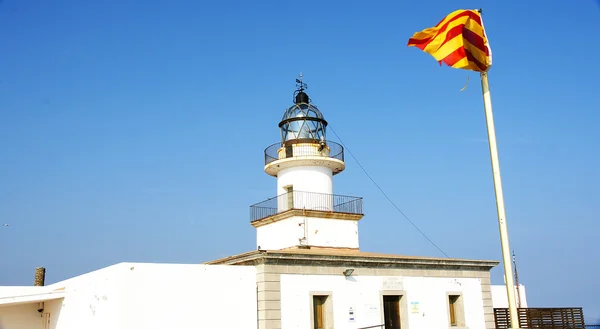 Farol de Cap de Creus com bandeira Catalunha — Fotografia de Stock