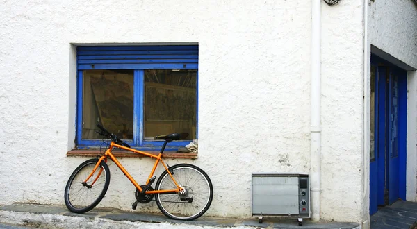 Bicycle and stove on a wall — Stock Photo, Image