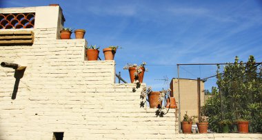 duvar kolları ile damalı