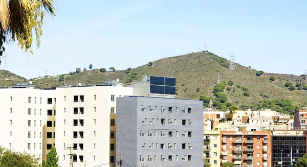 Bloque de pisos con paneles de energía solar — Foto de Stock