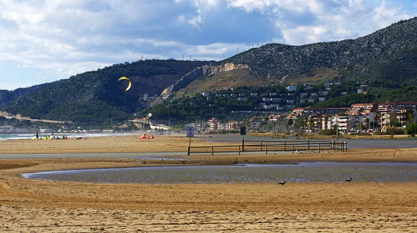 Pfützen am Strand von Castelldefels — Stockfoto