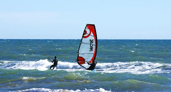 Kitesurf sulle onde — Foto Stock