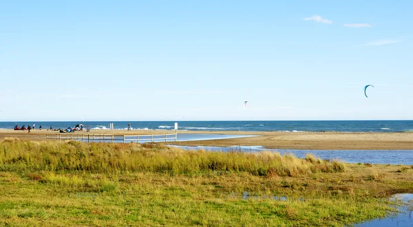 Puddle dopo la pioggia nella spiaggia di Castelldefels — Foto Stock