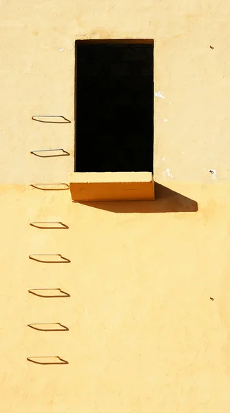 Edifício com escala e janela — Fotografia de Stock